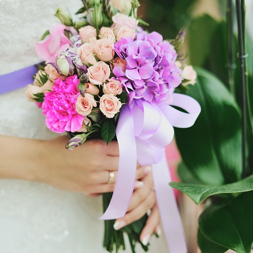 5 Looks con joyas moradas para invitadas de boda (2026) - Foto 1